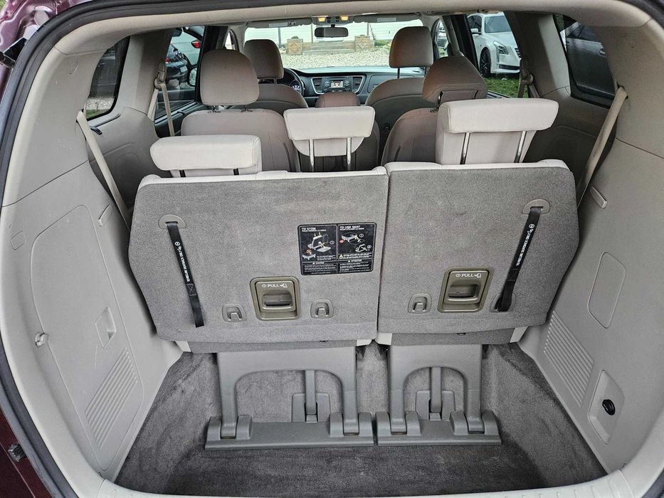 KIA Sedona  Bezwypadkowy  8 osób  Zamiana