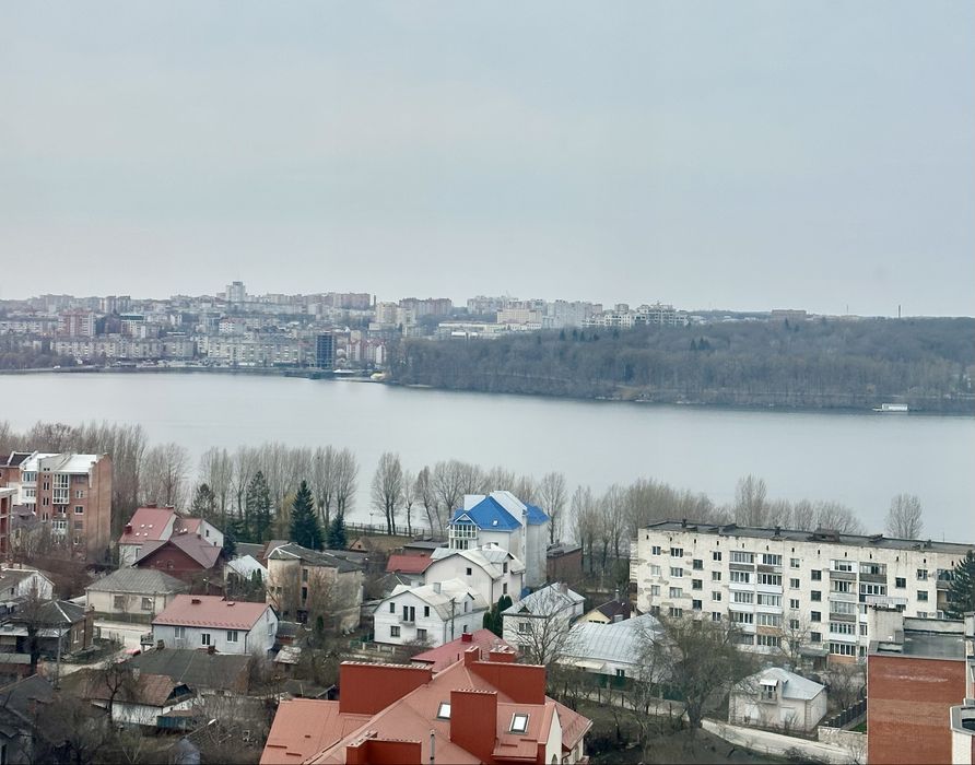 Продаж 2км квартири з виглядом на озеро, вул. Нечая