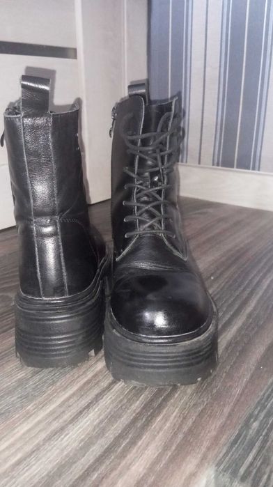 Жіноче зимове шкіряне взуття бу