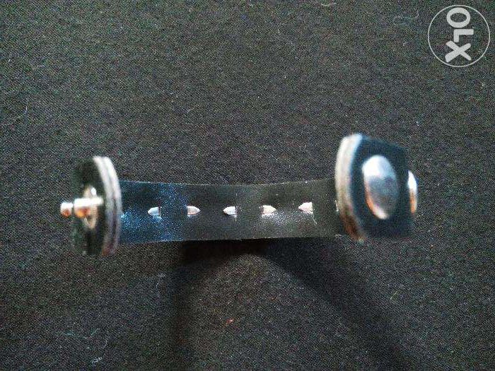 Pulseira preta couro com tachas metal - NOVO