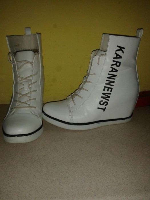 Białe sneakersy .