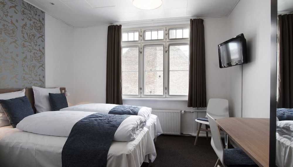Quartos para CASAL. Centro Lisboa. Despesas incluid.Entrada IMEDIATA.
