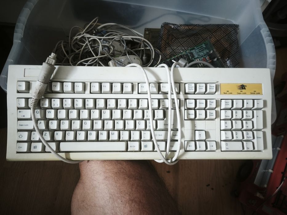 Original keyboard with plug adapter502923687615549440