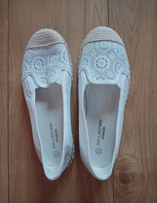 Białe ażurowe baleriny
