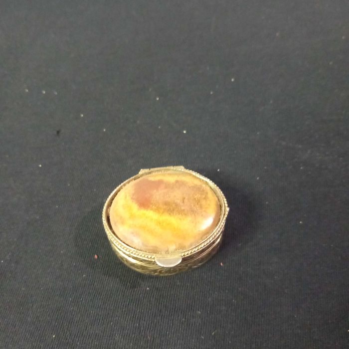Pequena caixa oval