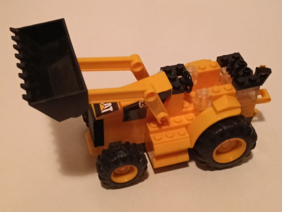 Colecionaveis  Caterpillar e carro da Polícia