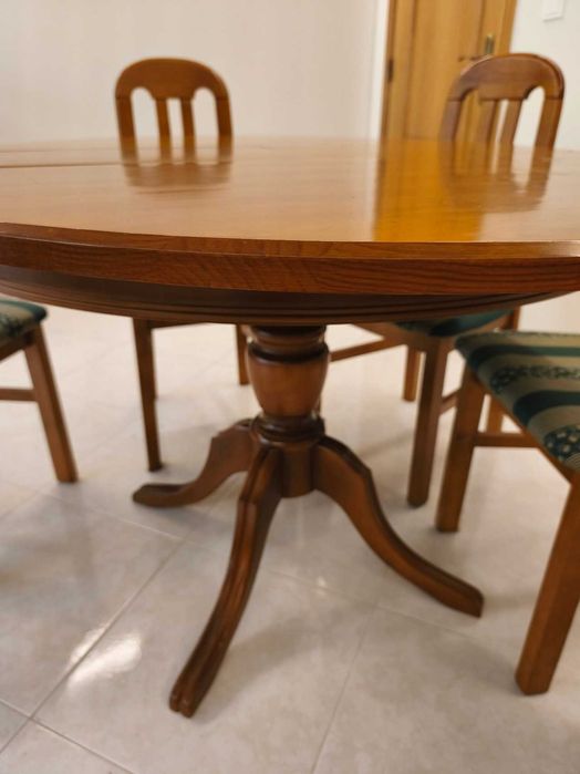Mesa de Jantar Redonda em Cerejeira (Extensível) + 6 Cadeiras