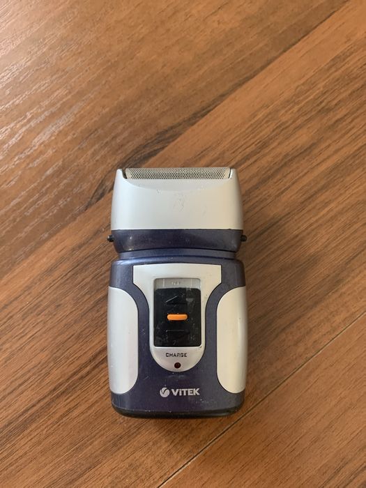 Електро бритва Vitek в робочому стані
