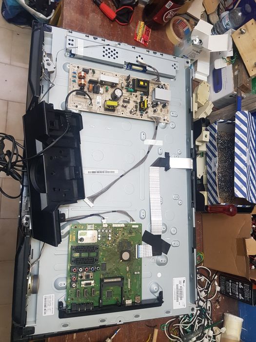 Duas TV Sony Bravia KDL-32LX302 ecrã partido