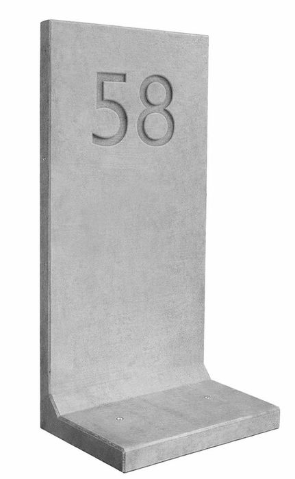 Mur ogrodzeniowy typu L z personalizacją numeru adresu