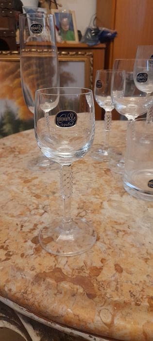 Indos copos e Garrafa de cristal