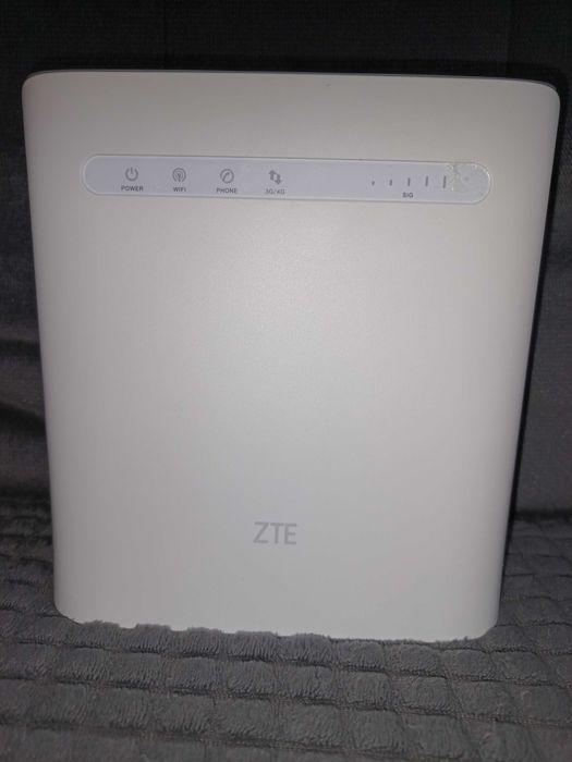 Router w pełni sprawny z całym okablowaniem