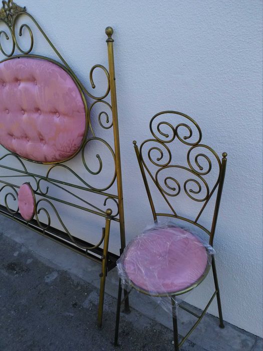 Cama e cadeira em latão