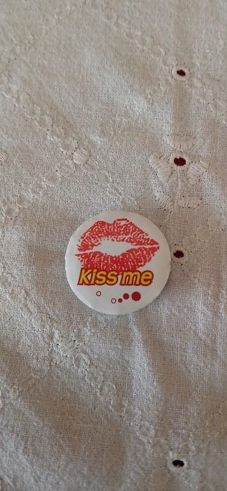 Crachá Kisse me, antigo