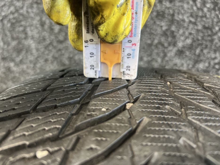Продам Б/У шини Nokian 255/45R19 104V Wr Snowproof p
