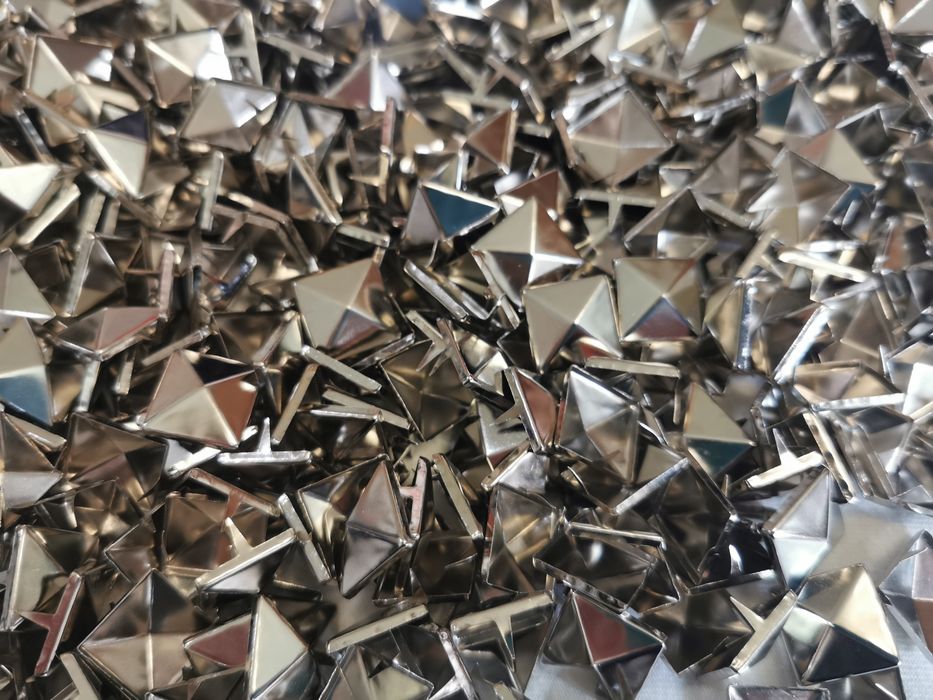 100szt Ćwieki nity piramidki 15x15mm srebrne do torebek pasków kurtek