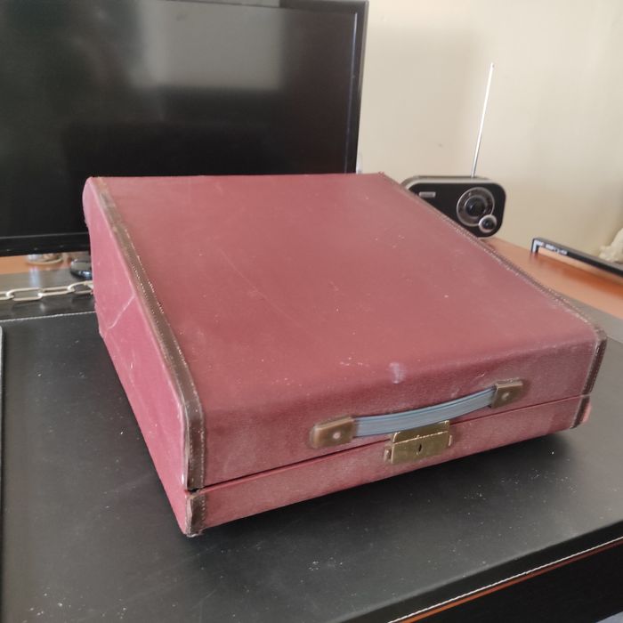 Máquina de escrever antiga, Olivetti Studio 44