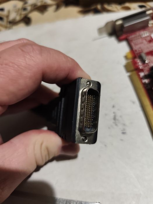 AMD Radeon 1GB HD8350 64bit активное охлаждение.