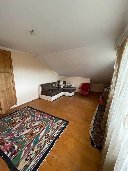 Добротний будинок з усіма комунікаціями в передмісті!