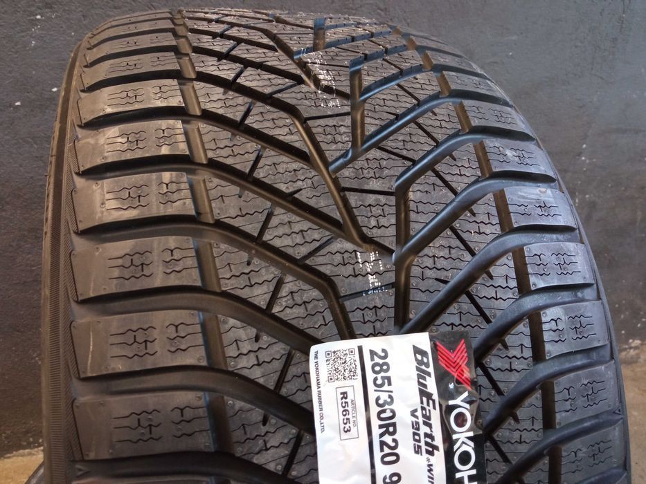 285/30R20 Yokohama Bluearth Winter V905 opony zima montaż gratis 2366