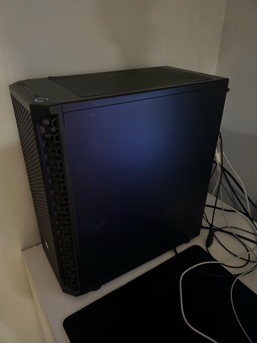 Gamingowy Komputer Stacjonarny i monitor