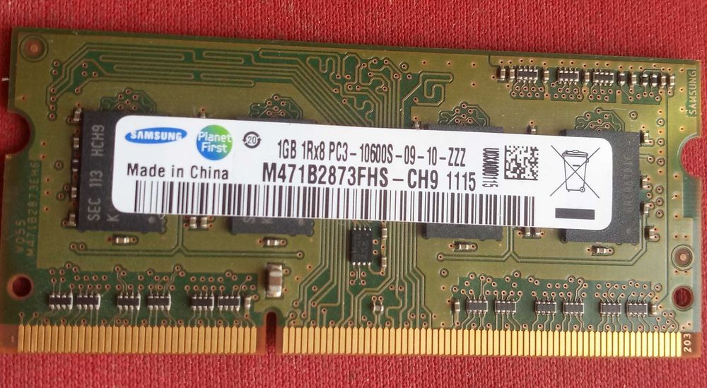 Оперативная память 1 ГБ DDR3 Samsung.