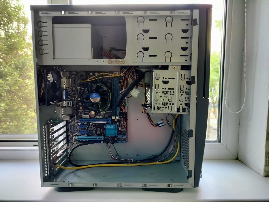 Компьютер (системний блок + монітор)