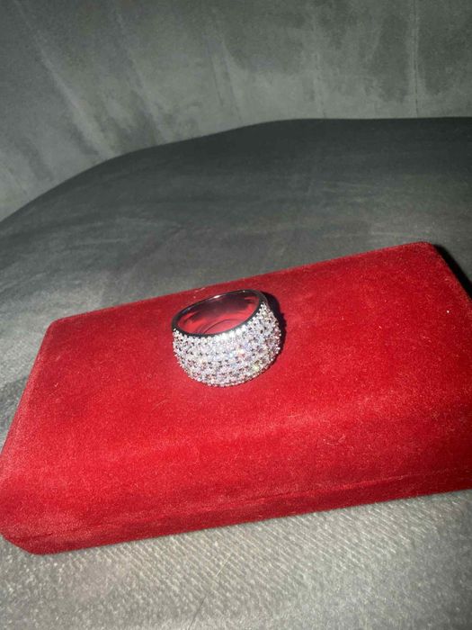 Pierscionek z cyrkoniami