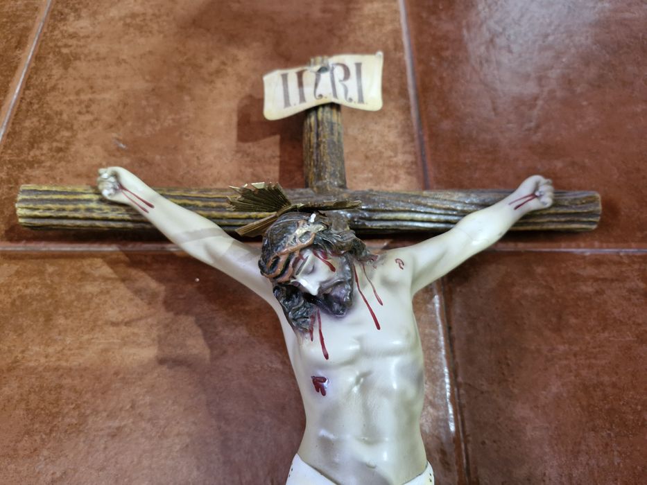 Crucifixo antigo em bom estado