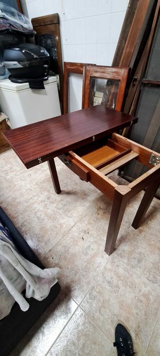 Mesa quadrada em madeira