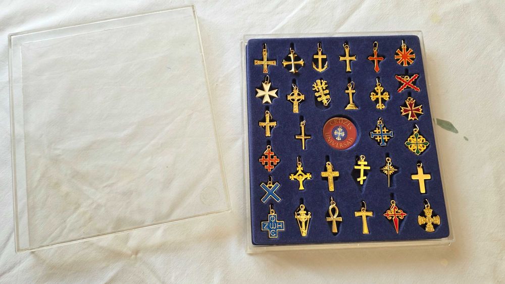 Caixa com 30 Pins com CRUZES UNIVERSAIS