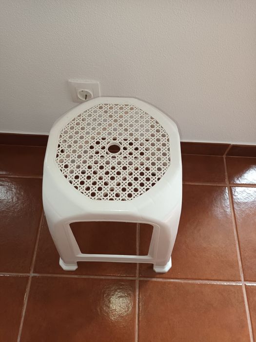 Banco branco de plástico pequeno