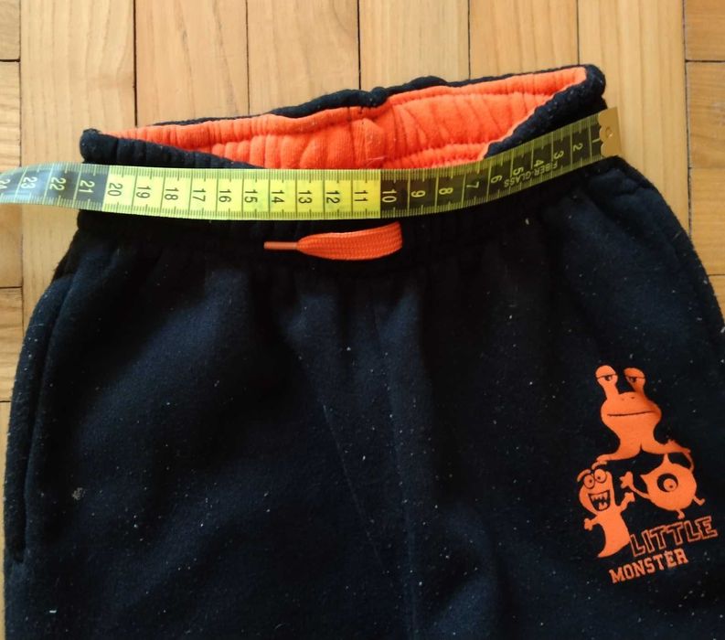 Czarne spodnie dresowe chłopięce rozm. 110