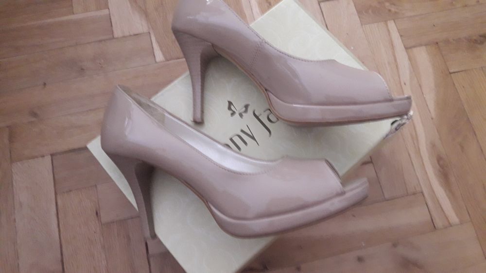 Buty beżowe lakierkowe