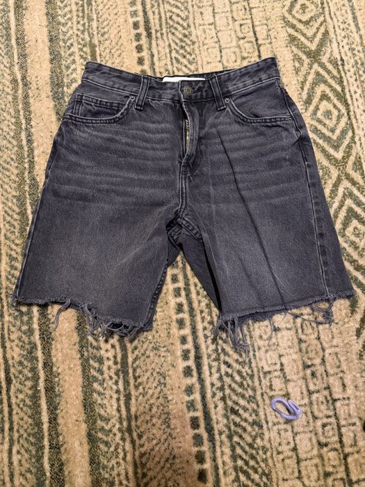 Krótkie dżinsowe spodenki w kolorze czarnym Bershka