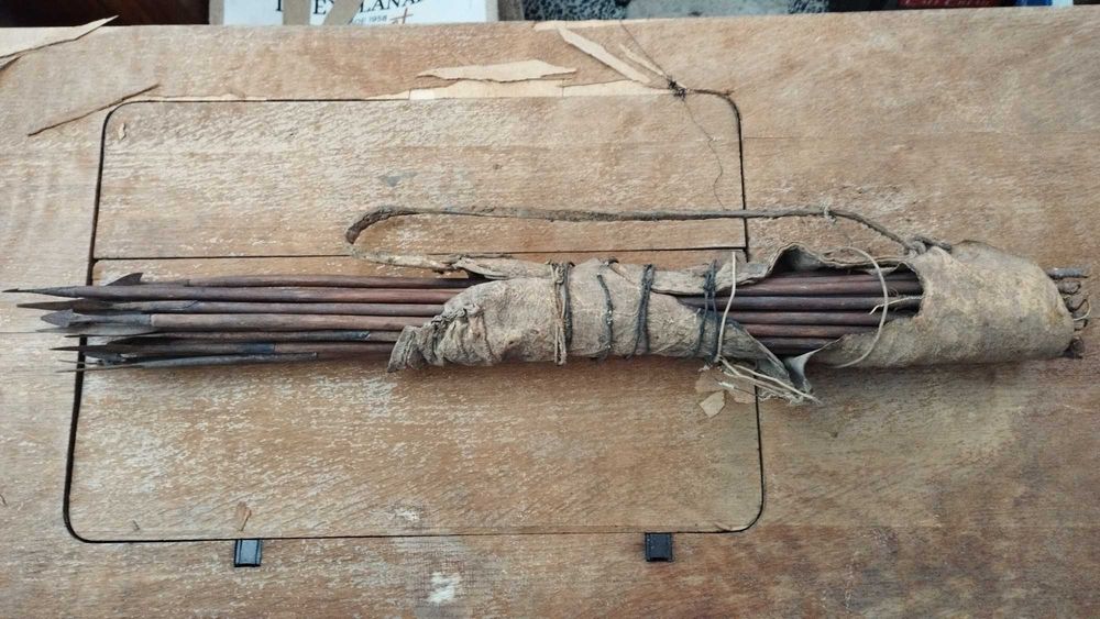 Aljava em pele antiga com 25 flechas.