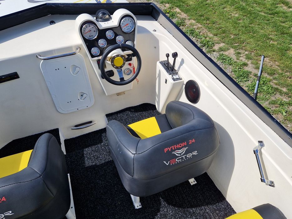 Motorówka Python Vector 7.4 V8