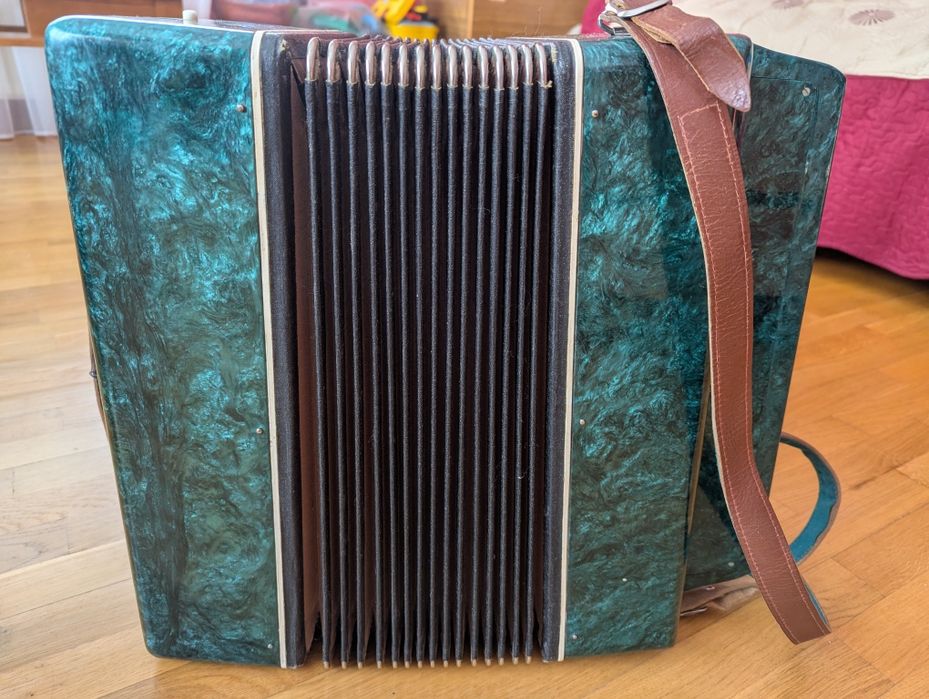 Баян Кремінне в робочому стані