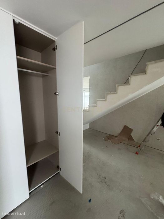 Moradia T4 contemporânea NOVA com 3 pisos em Trajouce, São Domingos de