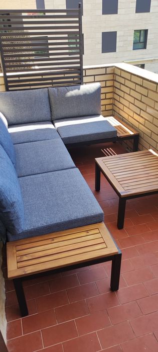 Sofá de jardim com mesa