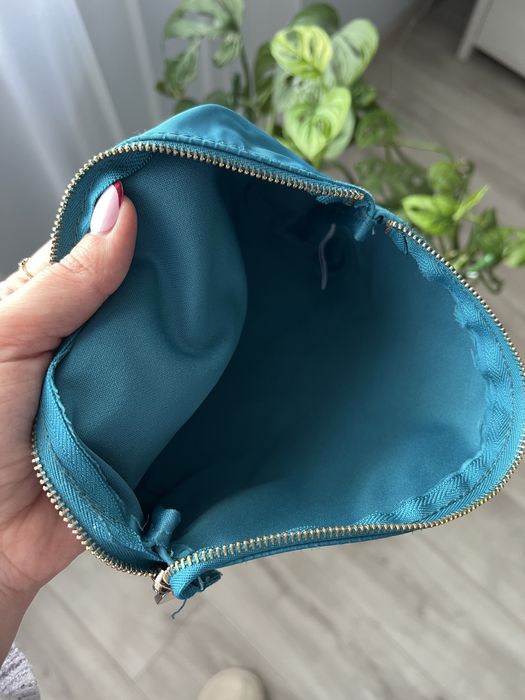 Turkusowa kosmetyczka Clarins