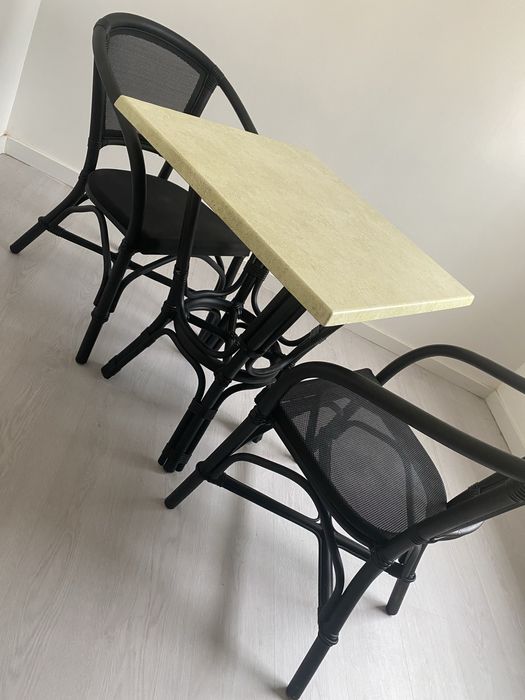 Conjunto de mesa com duas cadeiras
