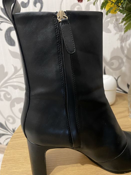 Ботильйони чоботи черевики на підборах з квадратним носиком