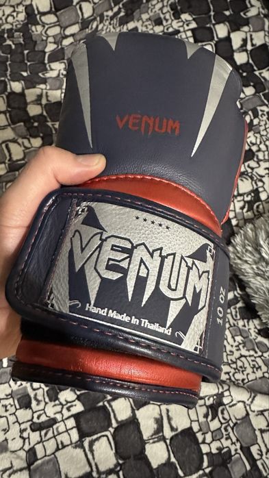 Боксерские перчатки Venum 10 oz оригинал кожа
