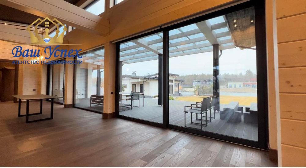 Продажа современного дома в городке с выходом на озеро.