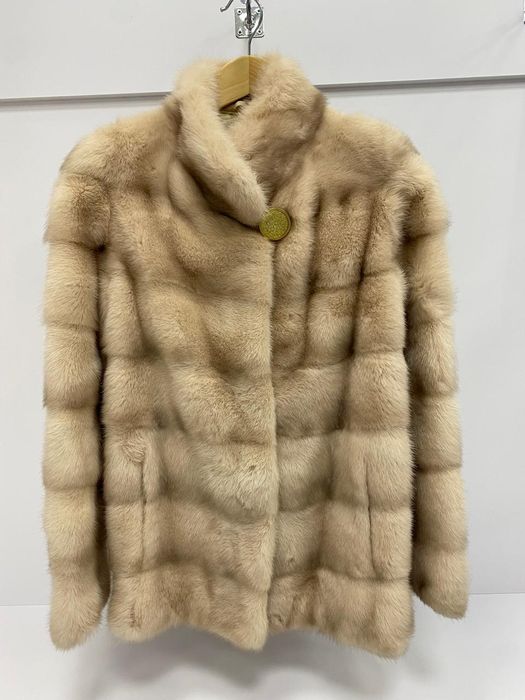 Норкова шуба бежевого кольору