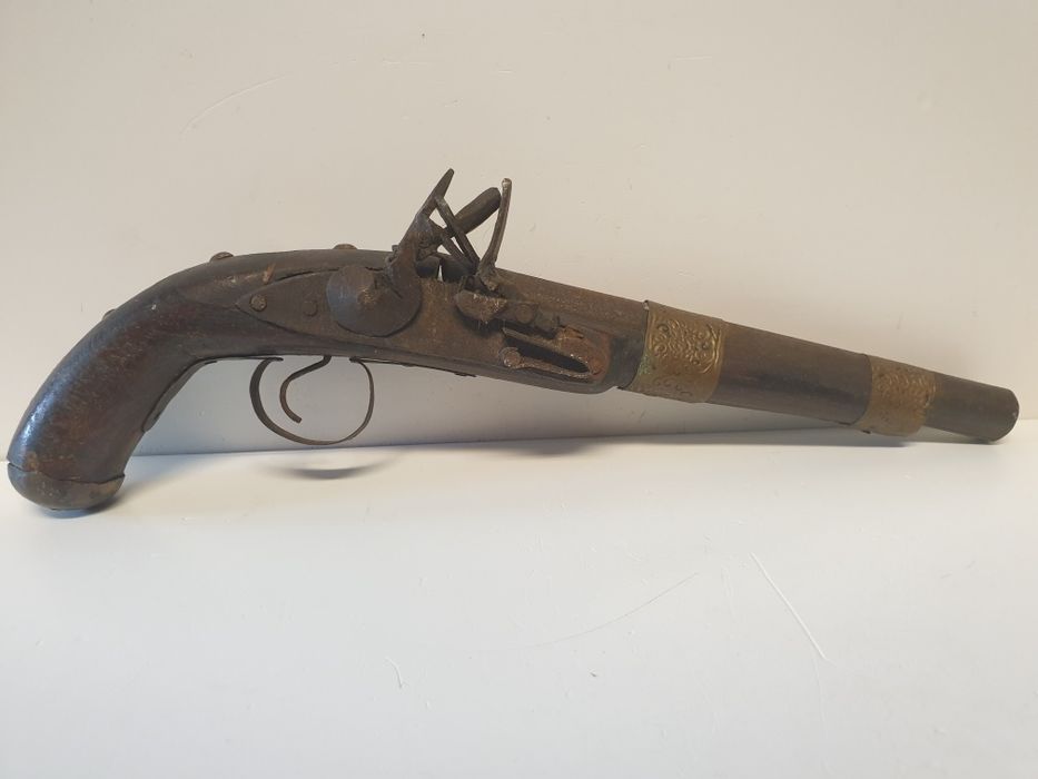 Para decoração: réplica de antiga pistola em madeira com embutidos