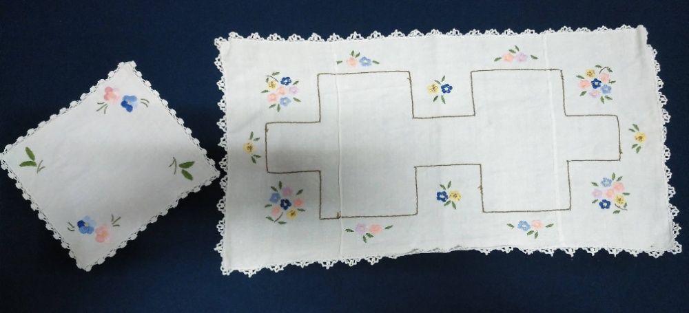 3 Naperons + 3 Bases para copos (bordados à mão)