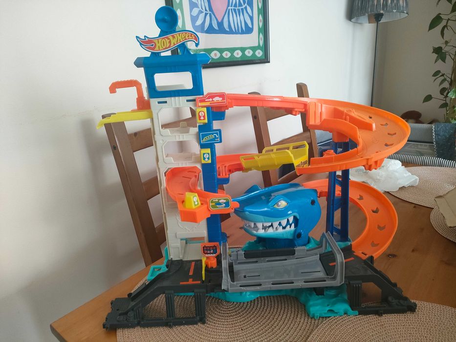 HotWheels garaż rekin