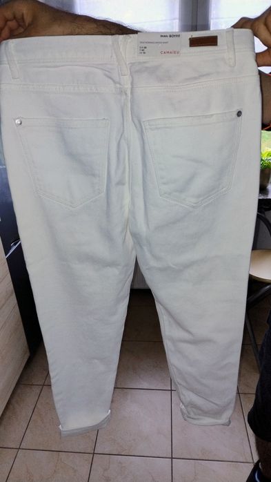 Spodnie damskie z dziurami